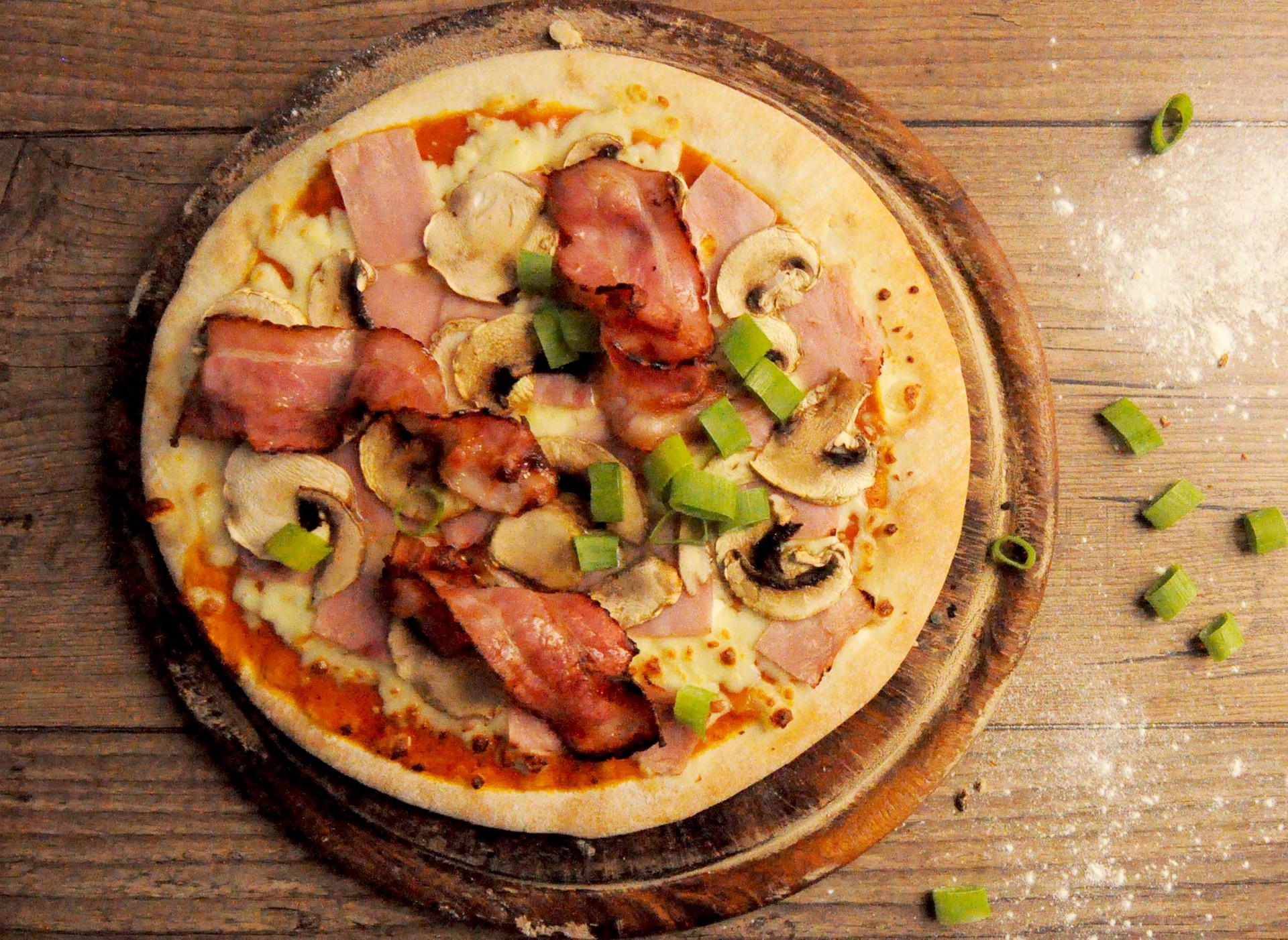 Herzhafte Champignon-Pizza